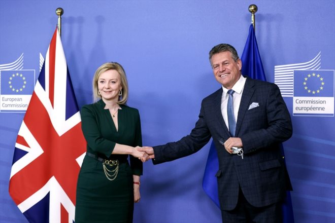 La cheffe de la diplomatie britannique Liz Truss et le vice-président de la Commission européenne Maros Sefcovic, à Bruxelles le 21 février 2022