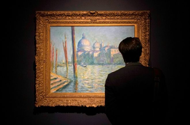 Le Grand Canal et Santa Maria della Salute de Claude Monet présenté le 6 mai 2022 à New York en vue de sa vente aux enchères par Sotheby's