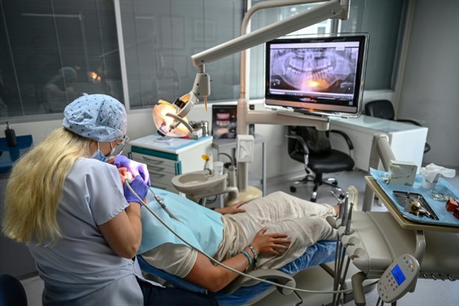 Soins dentaires dans une clinique d'Istanbul, le 16 septembre 2022