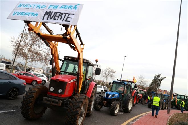 Des agriculteurs et leurs tracteurs à Valence, en Espagne, le 6 février 2024