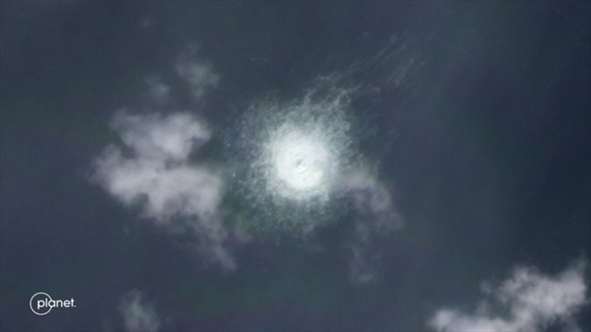 Image satellite prise le 26 septembre 2022 et diffusée le 27 septembre 2022 par Planet Labs PBC, montrant une fuite de gaz sur le gazoduc Nord Stream 2 au large de l'île danoise de Bornholm, en mer Baltique 