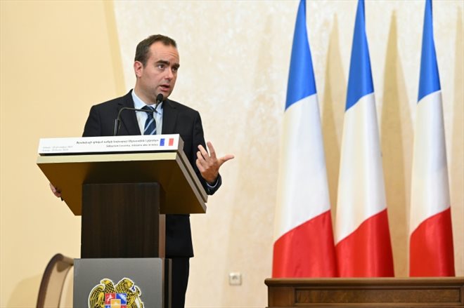 Le ministre de la Défense Sébastien Lecornu à Yerevan le 23 février 2024