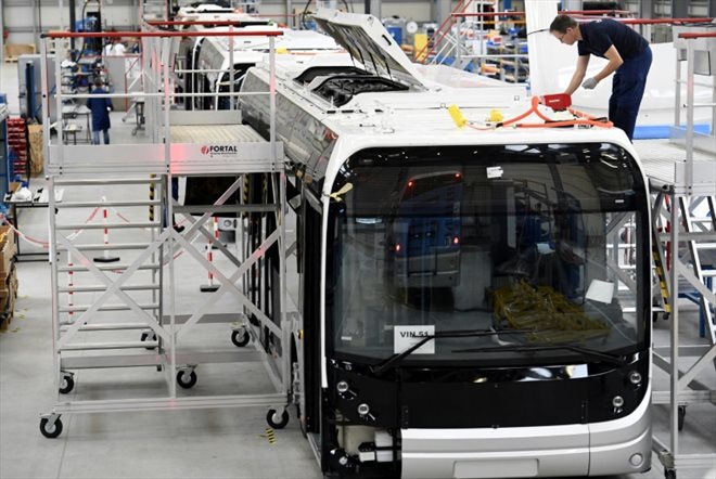 Un bus électrique BlueBus de Bolloré sur une ligne d'assemblage en octobre 2017 à Ergue-Gabéric, dans le Finistère