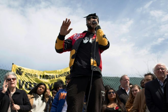 Le leader du syndicat Amazon Labor Union, Christian Smalls, s'exprime lors d'un rassemblement de salariés d'Amazon à New York City, le 24 avril 2022