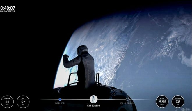 Image de la retransmission vidéo de la mission Polaris Dawn de SpaceX montrant le milliardaire Jared Isaacman s'aventurer à l'extérieur du vaisseau pour la première sortie spatiale privée, le 12 septembre 2024