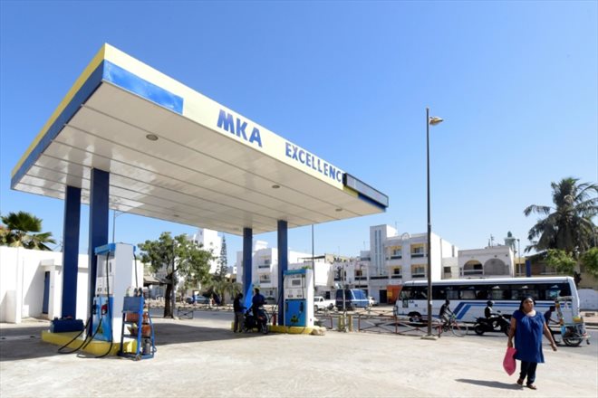 Une femme passe devant une station-service dans les environs de Dakar le 17 janvier 2016