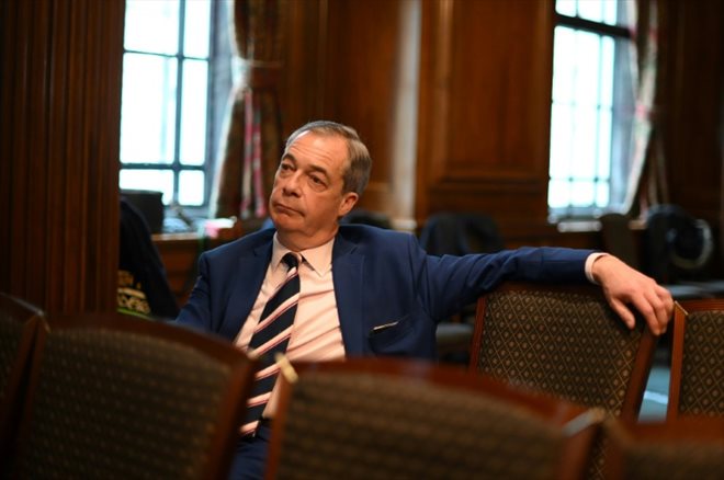 L'europhobe Nigel Farage, ancien dirigeant du Parti du Brexit et du parti anti-immigration UKIP, lors d'une conférence de presse à Londres le 20 mars 2023 