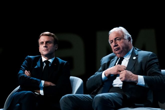 Le président français Emmanuel Macron (gauche) et le président du Sénat Gérard Larcher assistent au Congrès des maires à Paris le 18 novembre 2021