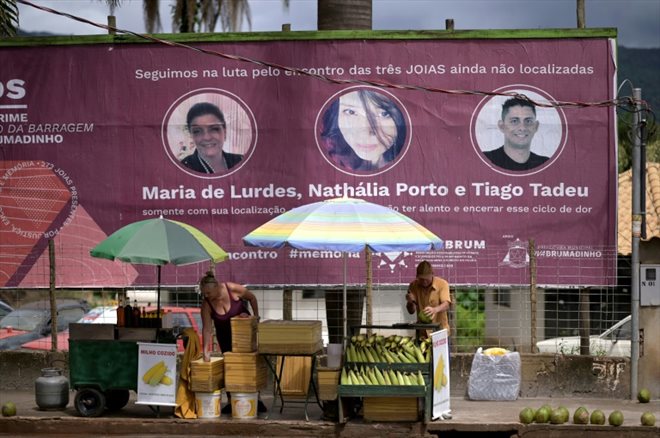 Un panneau commémore trois victimes de la rupture du barrage de Brumadinho au Brésil en 2019, le 25 janvier 2024