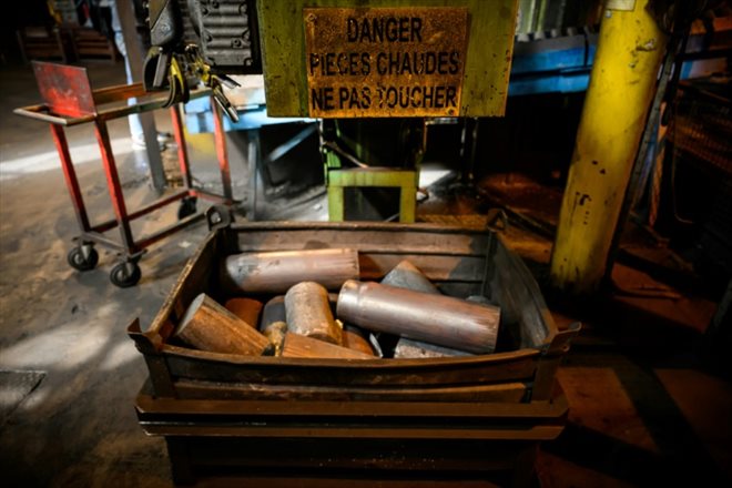 Des fûts d'obus de 155 mm usinés aux Forges de Tarbes, le 4 avril 2023 dans les Hautes-Pyrénées