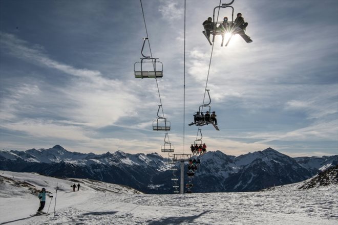Des skieurs sur des remontées mécaniques à Serre-Chevalier, dans les Hautes-Alpes, le 3 février 2022