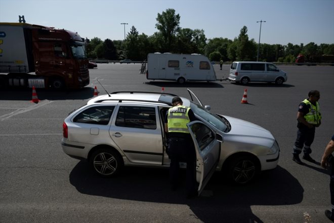 Un douanier fouille un véhicule au péage routier de Beynost, lors de l'Opération Colbert de lutte contre le trafic de tabac, le 1er juin 2023 près de Lyon