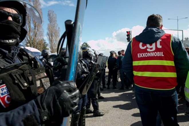 Forces de l'ordre et grévistes se font face devant la raffinerie TotalEnergies de Gonfreville-L'Orcher, en Seine-Maritime, le 24 mars 2023