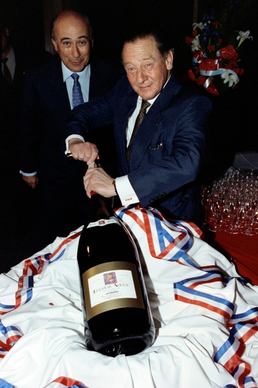 Le co-fondateur du groupe hôtelier Accor Gérard Pelisson (d) ouvrant une bouteille de Beaujolais Nouveau le 18 novembre 1992, à Sydney