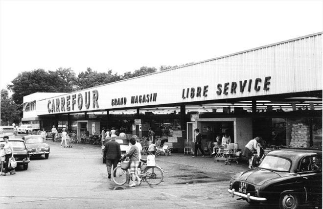 Le Carrefour de Sainte-Geneviève-des-Bois, le premier hypermarché ouvert en France le 15 juin 1963