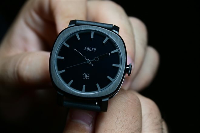 Un modèle de montre Apose est présenté le 8 juin 2022 dans les locaux de l'horloger, à Mulhouse, dans le Haut-Rhin
