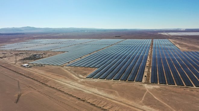 Vue aérienne de la centrale solaire CEME1 dans le désert de l'Atacama, près de la ville de Maria Elena, le 8 juillet 2024 au Chili