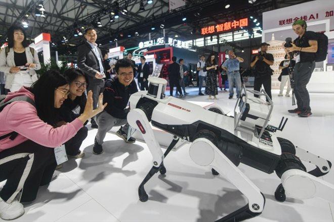 Un prototype Lenovo parmi les modèles exposés au Salon mondial du mobile (MWC) à Shanghai