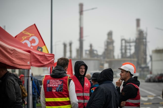 Des salariés grévistes et des syndicalistes devant la raffinerie TotalEnergies de Donges, le 14 octobre 2022 en Loire-Atlantique