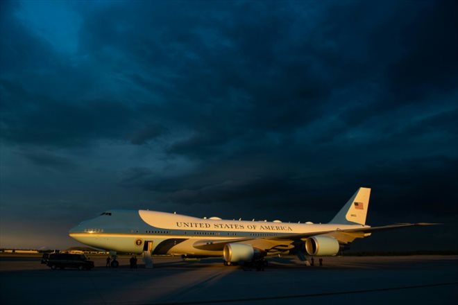 Le Boeing 747 présidentiel américain, Air Force One, sur le tarmac de la base Andrews dans le Marylan, le 25 juin 2020