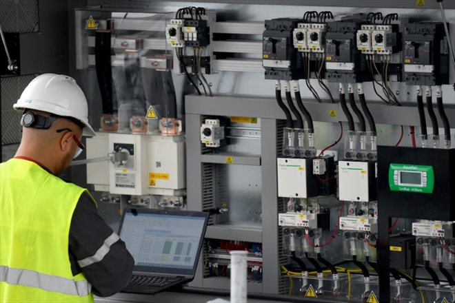 Un employé vérifie les systèmes de climatisation et de refroidissement placés sur le toit d'une ancienne base de sous-marins, au port de Marseille, en cours de rénovation pour accueillir un data-center, le 23 octobre 2019