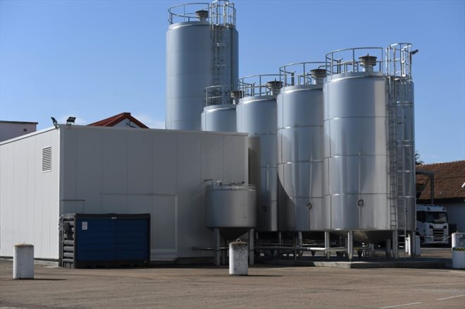 Des cuves de stockage de lait à l'usine de yaourts Eurial, le 6 septembre 2022 à Jouy, dans l'Yonne