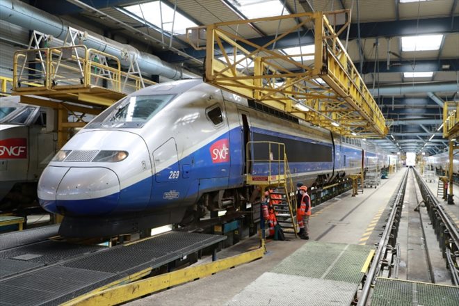 Des TGV dans un atelier de maintenance de la SNCF, le 14 mai 2020 à Châtillon, dans les Hauts-de-Seine
