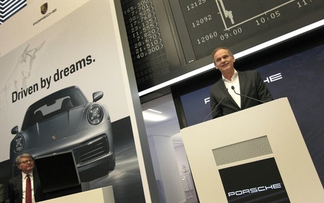 Le patron de Volkswagen Oliver Blume prend la parole lors de l'introduction de Porsche à la Bourse de Francfort, le 29 septembre 2022