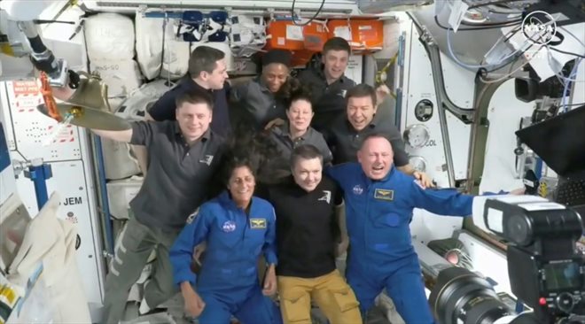 Les neuf personnes à bord de la Station spatiale internationale après l'arrivée des deux astronautes de la Nasa Butch Wilmore et Suni Williams (en bleu), sur une capture d'écran de la retransmission vidéo de la Nasa le 6 juin 2024