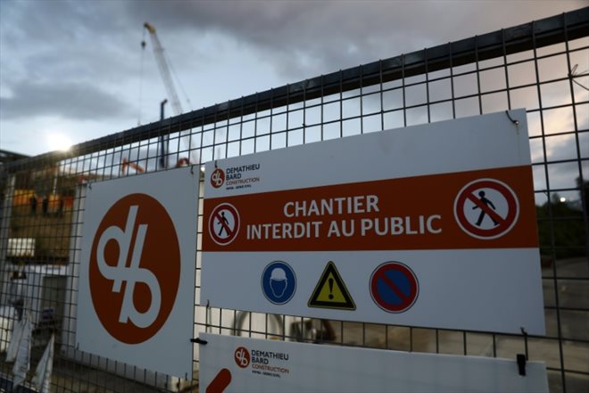 Un panneau affiché le 25 juillet 2021 devant un chantier à la gare de Massy-Palaiseau, en région parisienne, où un ingénieur est décédé dans l'éboulement d'un puits de forage