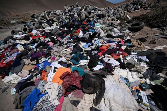 Vue de piles de vêtements presque neufs jetés dans le désert d'Atacama, près de la ville d'Alto Hospicio, au Chili, le 11 novembre 2022
