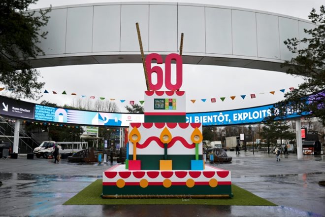 Sculputure d'anniversaire installée devant l'entrée du Salon de l'Agriculture à Paris, le 22 février 2024