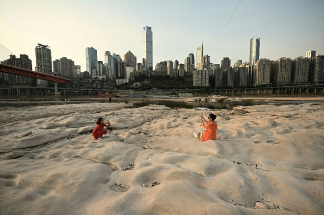 Le lit asséché de la rivière Jialing, affluent du fleuve Yangtsé, le 25 août 2022 à Chongqing, dans le sud-ouest de la Chine 