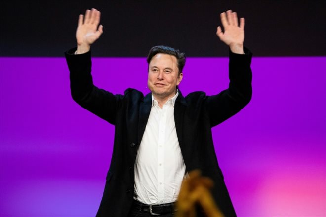 Elon Musk sur la scène de la conférence TED2022 à Vancouver (Canada) le 14 avril 2022