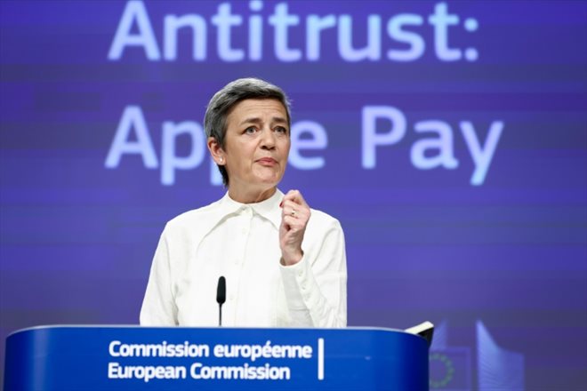 La commissaire européenne à la Concurrence, Margrethe Vestager, lors d'une conférence de presse présentant les griefs de l'UE concernant Apple Pay le 2 mai 2022 à Bruxelles