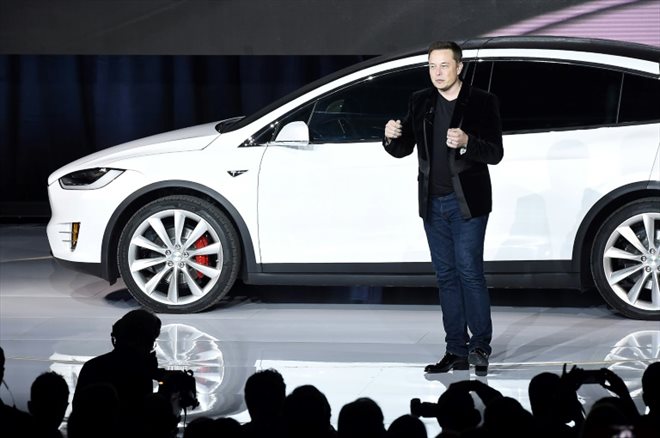 Elon Musk lors du lancement du Model X de Tesla, à Fremont en Californie, le 29 septembre 2015