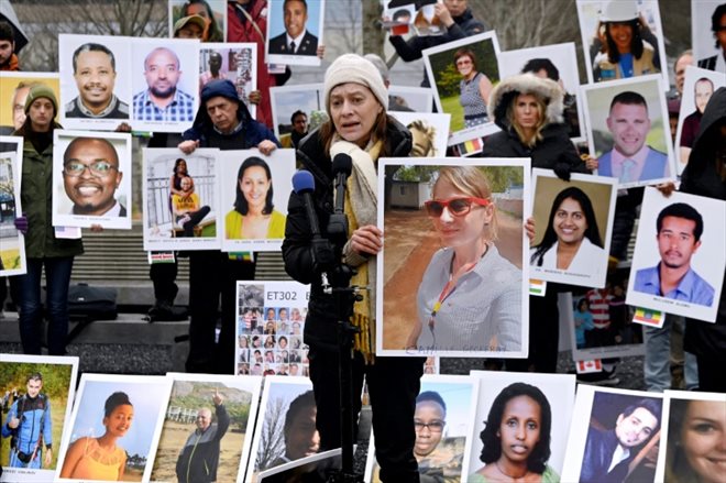 Des familles de victimes du crash d'un Boeing 737 MAX en Ethiopie le 10 mars 2019, manifestent quatre ans plus tard devant le siège de Boeing à Arlington (Virginie)