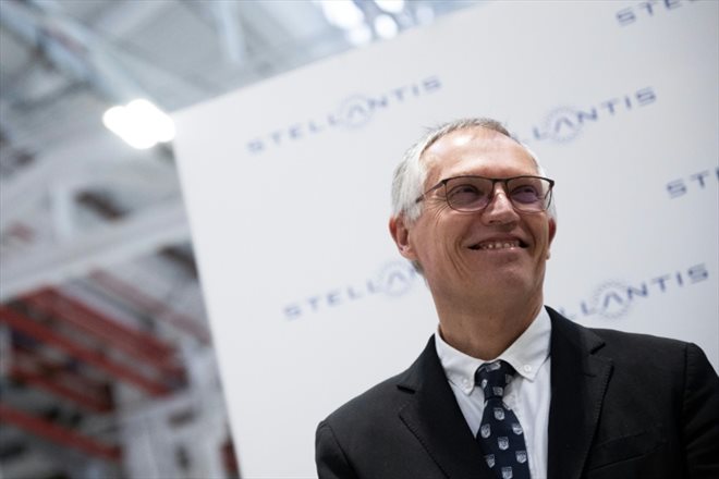Le directeur-général du constructeur automobile Stellantis Carlos Tavares, le 10 avril 2024 dans une usine de Stellantis à Turin
