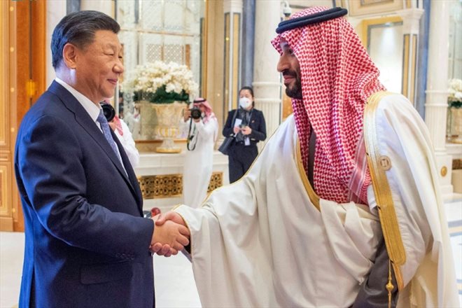 Photo fournie par l'agence de presse saoudienne SPA du prince héritier saoudien Mohammed ben Salmane (d) et du président chinois Xi Jinping, le 9 décembre 2022 à Ryad
