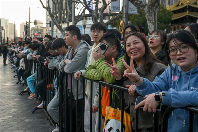 Des clients font la queue en attendant l'ouverture du nouveau magasin Apple de Shanghai, le 21 mars 2024