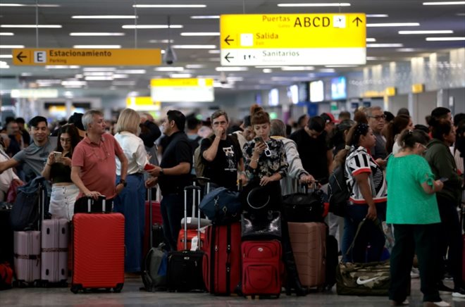 Des voyageurs attendent un vol pendant une panne informatique mondiale à l'aéroport de Guadalajara, le 19 juillet 2024 au Mexique