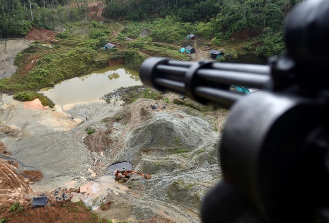Vue depuis un hélicoptère d'un lieu d'extraction illégale d'or à Triangulo de Telembi, en Colombie, le 25 janvier 2023