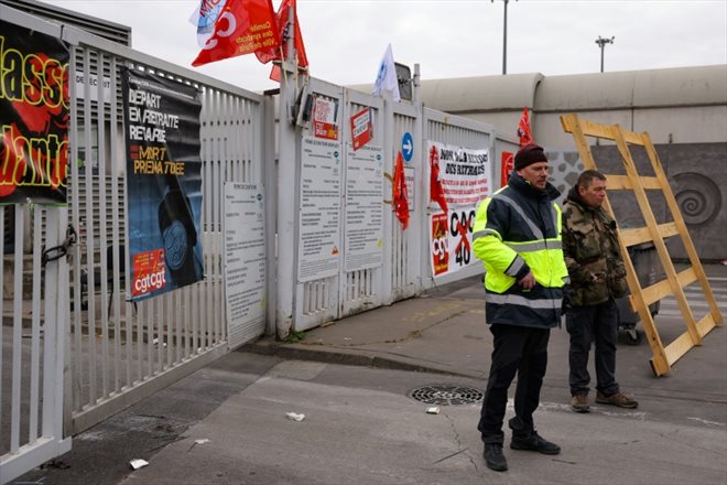 Des éboueurs bloquent le centre d'incinération des déchets d'Ivry-sur-Seine, près de Paris, le 6 mars 2023