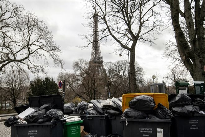 Les ordures s'entassent sur les trottoirs parisiens pour cause de grève des éboueurs, le 13 mars 2023