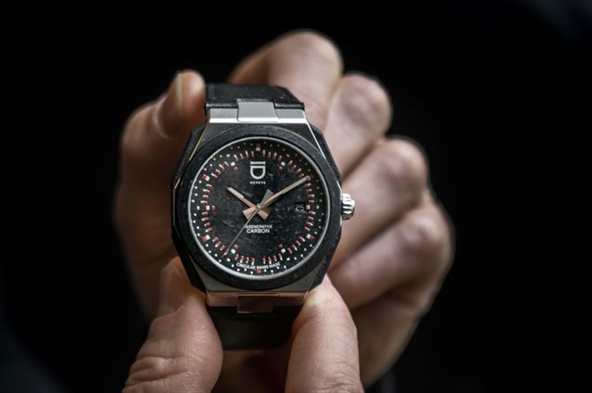 Une montre de la marque ID Geneve fabriquée avec des fibres de carbone recyclées, le 4 décembre 2023 à Genève