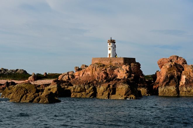Le phare du Paon au nord de l'île de Bréhat, dans les Côtes-d'Armor, le 9 août 2014