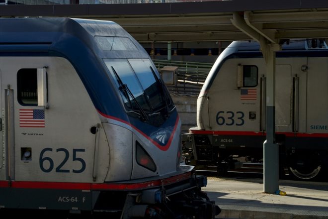 Des locomotives Amtrak à Union Station à Washington, le 28 novembre 2023