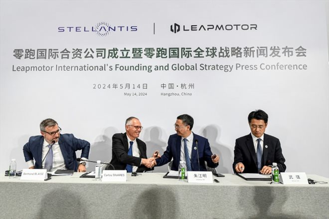 Le PDG de Stellantis Carlos Tavares (2e g) et le PDG du constructeur chinois de voitures électriques Leapmotor Zhu Jiangming (2e d) lors d'un événement médiatique conjoint à Hangzhou, dans la province chinoise du Zhejiang, le 14 mai 2024