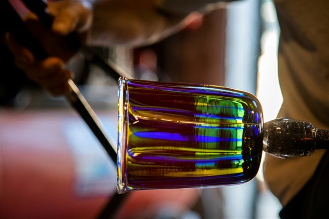 Confection d'un vase dans un atelier de Murano, le 8 septembre 2020