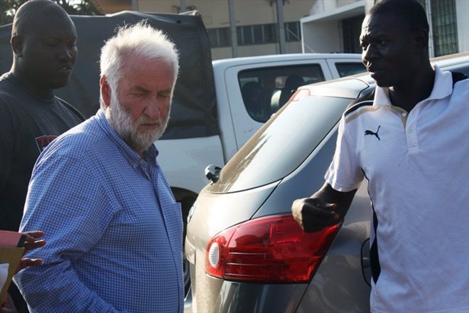 L'ancien patron d'Elf, Loïk Le Floch-Prigent (g), arrive à un tribunal de Lomé, le 17 septembre 2012